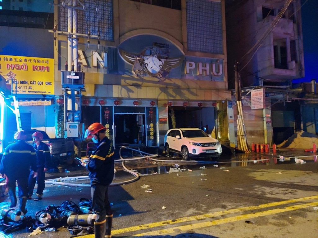 Cảnh sát Phòng cháy chữa cháy Bình Dương nỗ lực khống chế đám cháy quán karaoke