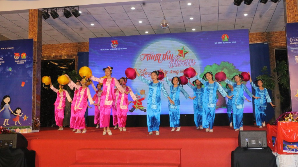 ''Lồng đèn thắp sáng ước mơ'' mang yêu thương tới thiếu nhi cả nước