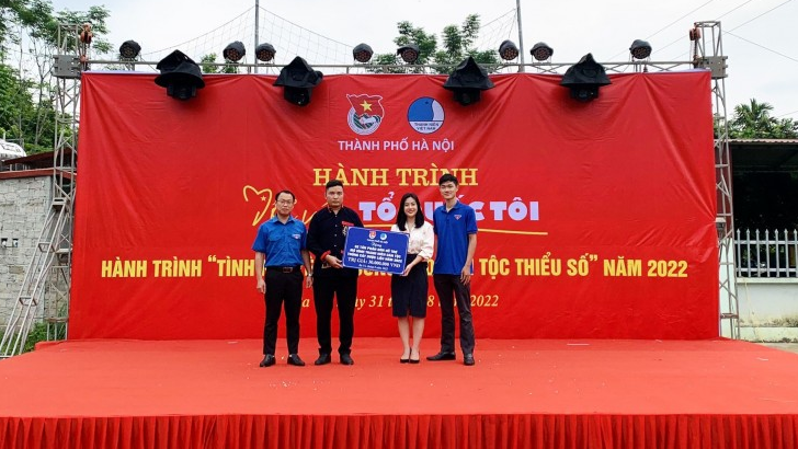 Đại diện Thành đoàn, Hội LHTN Việt Nam thành phố Hà Nội trao tặng quà hỗ trợ thanh niên xã Va Vì phát triển kinh tế