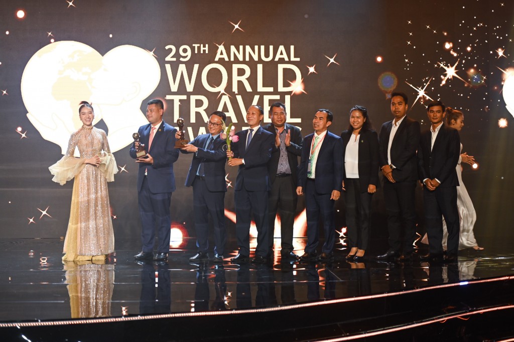 Đại diện Ban tổ chức trao giải cho các đơn vị nhận Giải thưởng World Travel Awards 2022