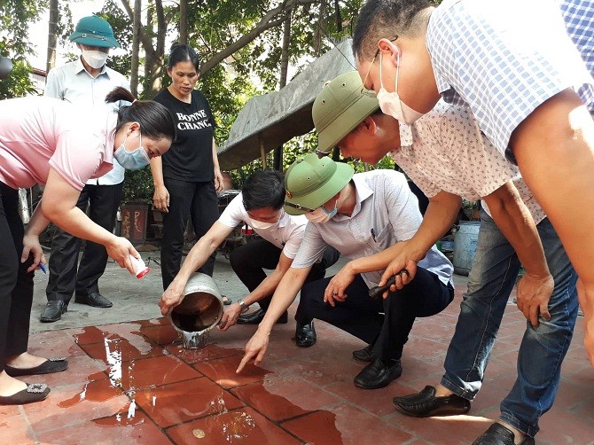  Đoàn kiểm tra dụng cụ chứa nước tại hộ gia đình, thị trấn Phùng, huyện Đan Phượng.