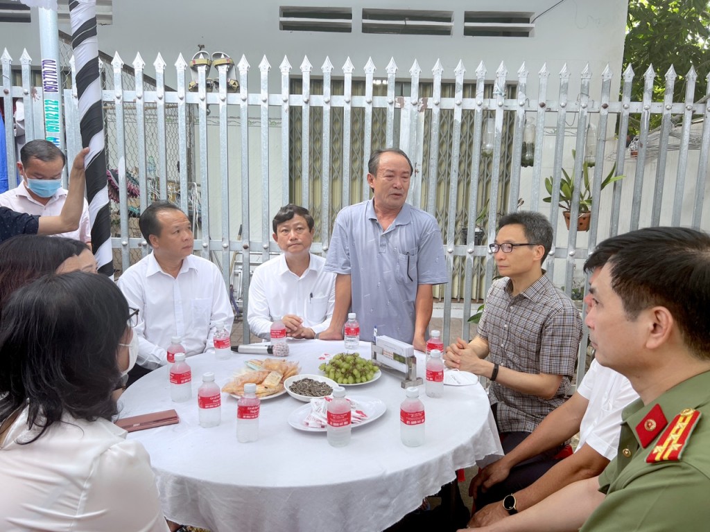Phó Thủ tướng Vũ Đức Đam thăm gia đình nạn nhân vụ cháy karaoke An Phú