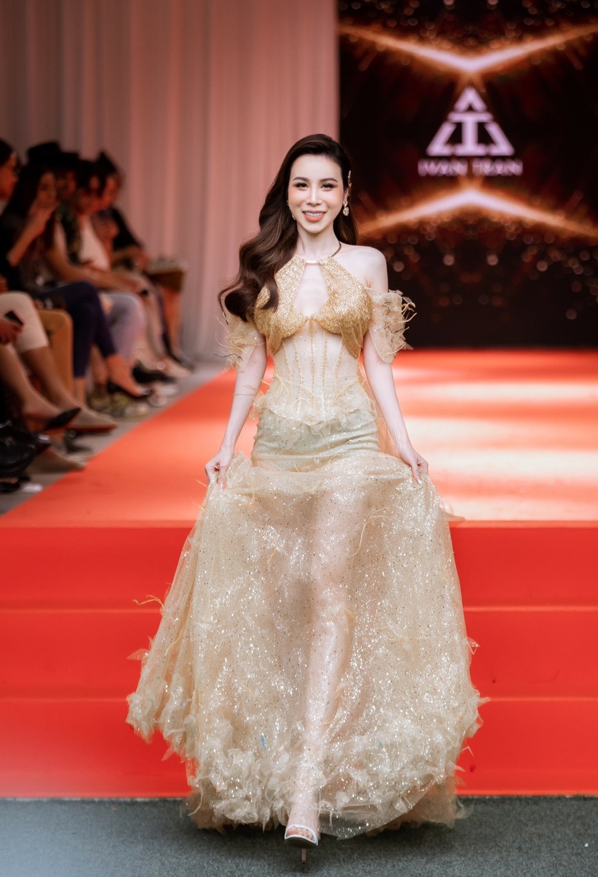 Hoa hậu Hoàng Dung làm vedette tại Thailand Fashion Week