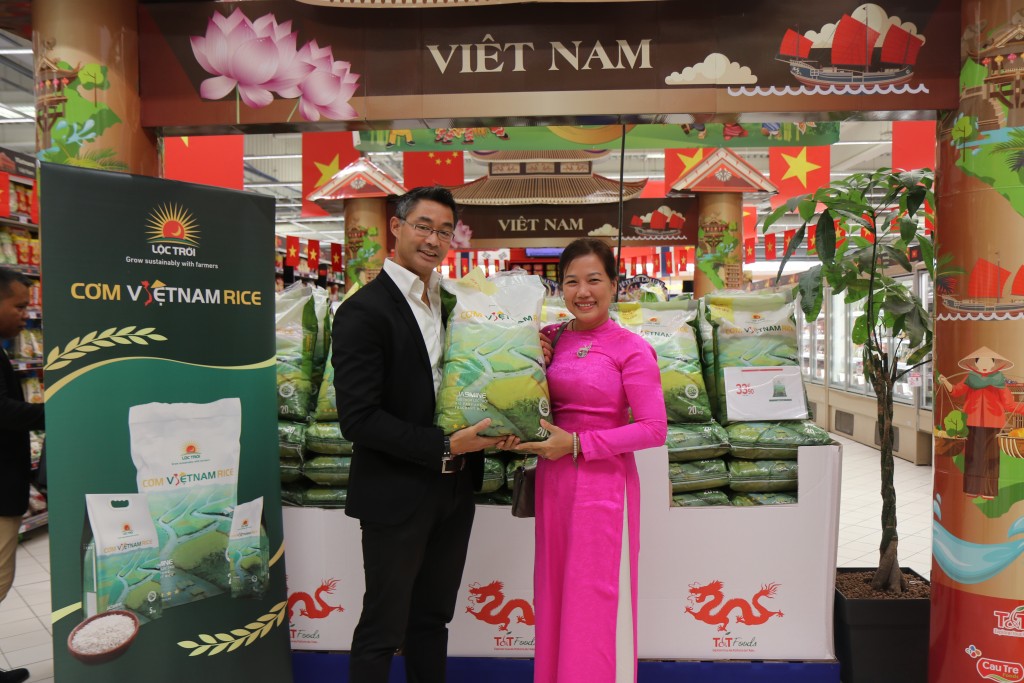 Gạo Lộc Trời thương hiệu “Cơm Việt Nam Rice” có mặt tại 2 đại siêu thị ở châu Âu