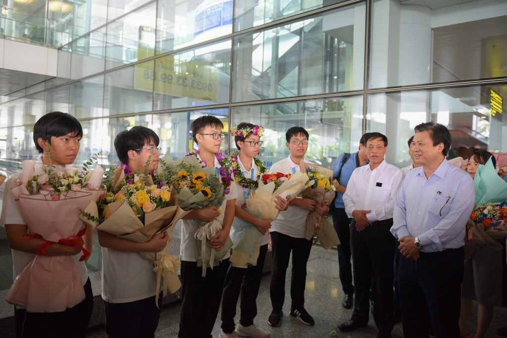 Thứ trưởng Bộ GD&amp;ĐT Nguyễn Hữu Độ đón đoàn học sinh Việt Nam trở về từ cuộc thi Olympic Toán quốc tế (IMO 2022)