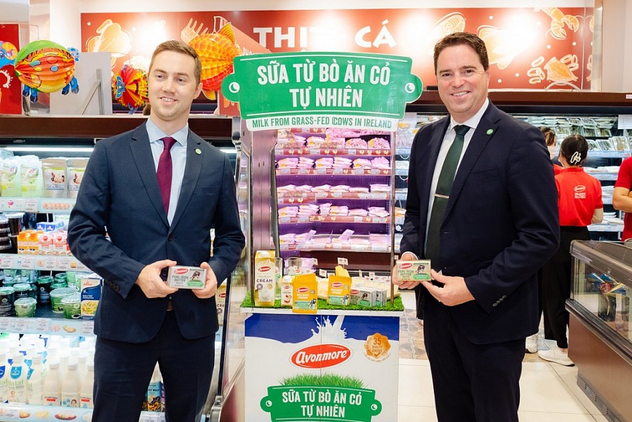 Ông Ciaran Gallagher và Ông Martin Heydon tại Fuji Mart trong khuôn khổ phái đoàn thương mại của chính phủ Ireland đến thăm Việt Nam