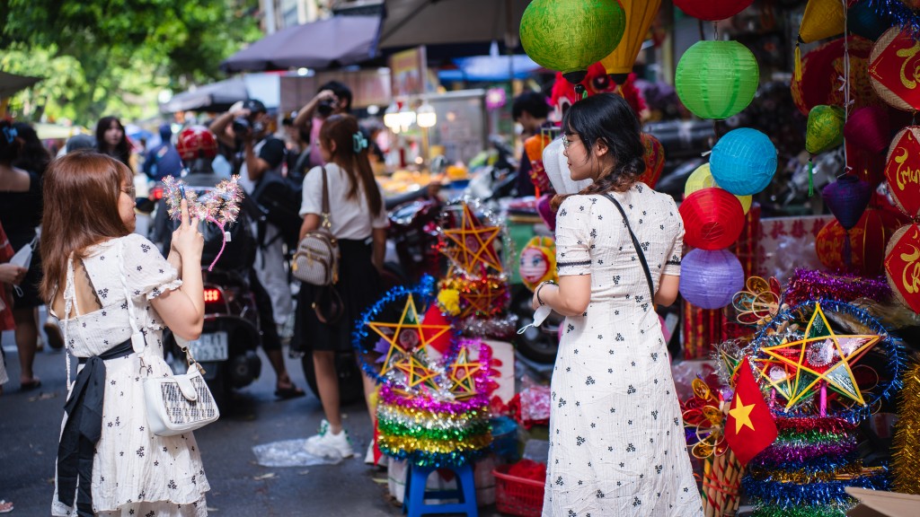 Phố Hàng Mã nhộn nhịp giới trẻ tới check-in