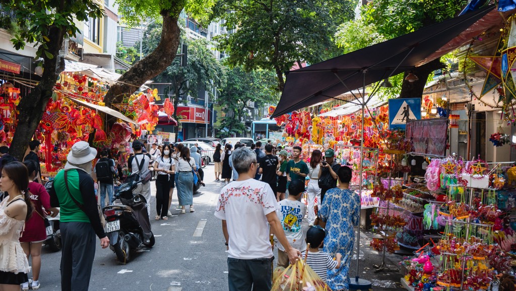 Phố Hàng Mã luôn nhộn nhịp người dân đến mua sắm cũng như check-in dịp Trung thu