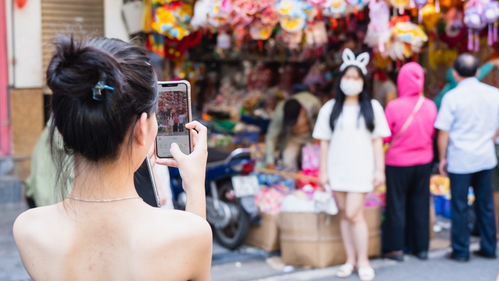 Phố Hàng Mã nhộn nhịp giới trẻ tới check-in