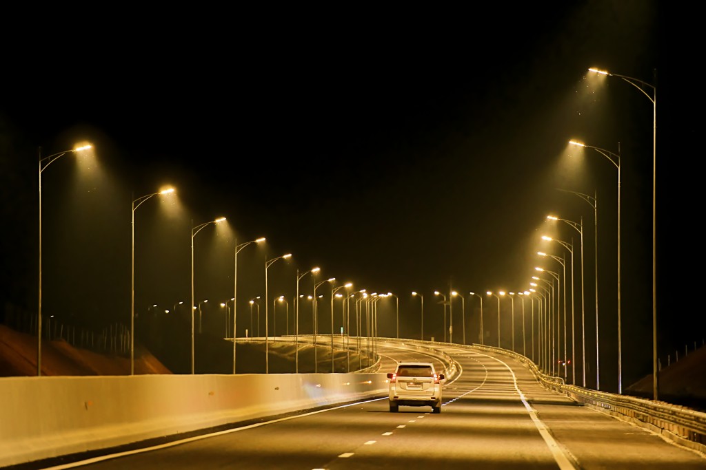 Cao tốc Vân Đồn – Móng Cái là tuyến cao tốc đầu tiên có điện thắp sáng kéo dài trên toàn tuyến.