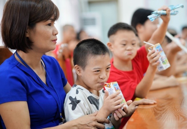 Biểu cảm thích thú của các em khi vừa được xem văn nghệ, vừa được uống sữa và khám phá những phần quà xinh xắn