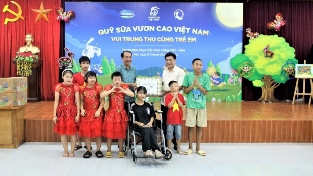 Ông Nguyễn Kim Cam – Giám đốc Trung tâm Phục hồi chức năng Việt-Hàn nhận món quà trung thu từ Đại diện Quỹ bảo trợ trẻ em Việt Nam