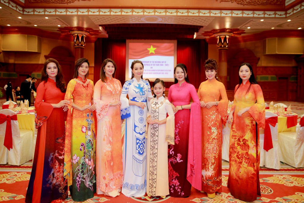 NTK Vũ Thảo Giang và các nữ doanh nhân đại diện cho Việt Nam trình diễn BST