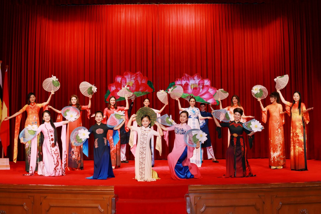 Sân khấu rực rỡ sắc màu với trang phục áo dài truyền thống được lấy cảm hứng từ Hoàng thành Thăng Long