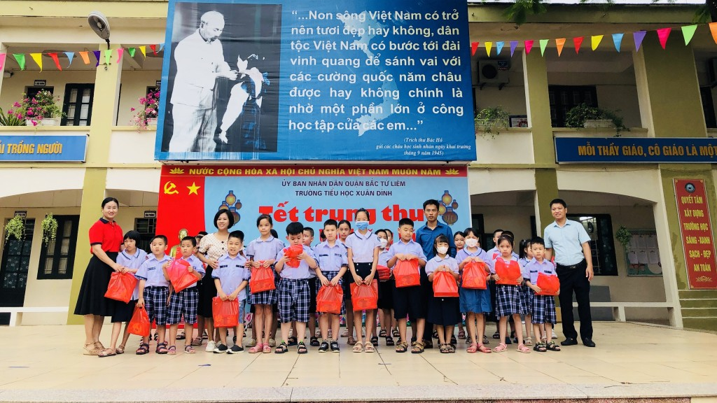 Trường Tiểu học Xuân Đỉnh tặng quà tới học sinh có hoàn cảnh khó khăn 