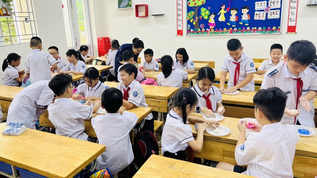 Học trò trường Tiểu học Xuân Đỉnh vui Tết Trung thu