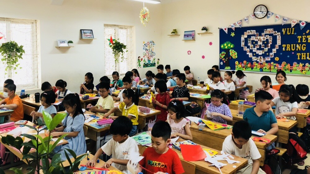 Các em học sinh trải nghiệm làm bánh và làm mặt nạ