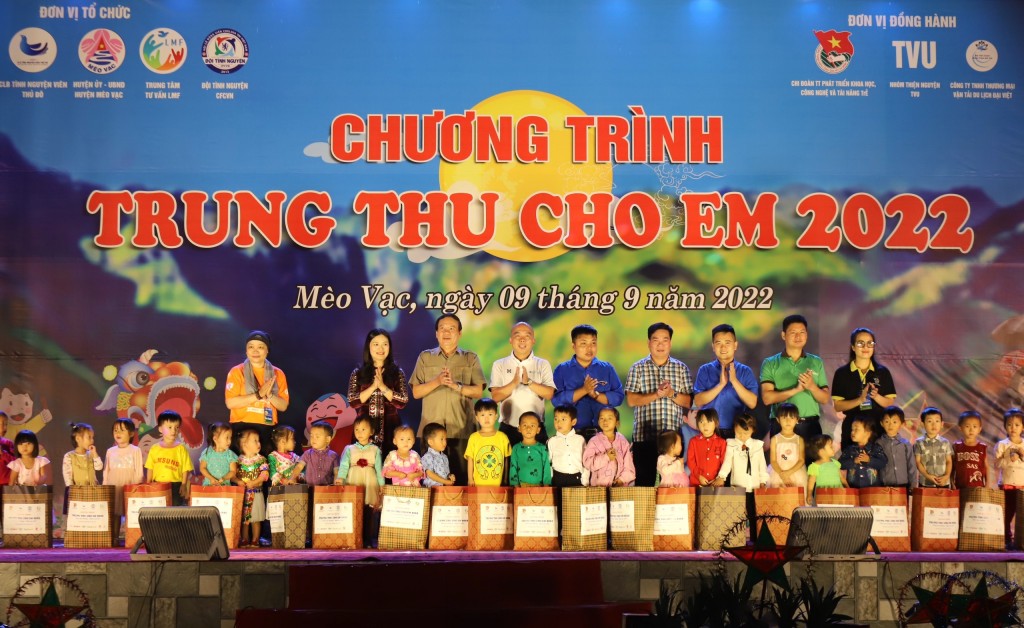 Đại diện Ban Tổ chức trao quà tới các em nhỏ có hoàn cảnh khó khăn