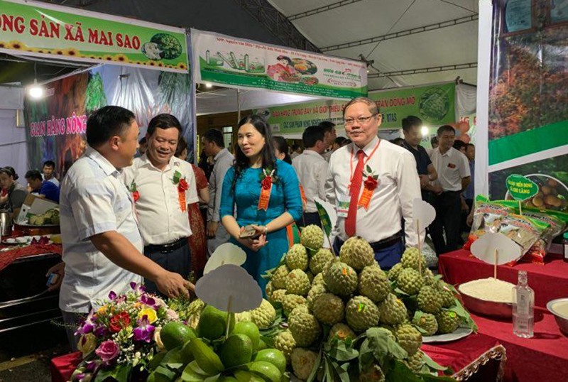 Lãnh đạo tỉnh Lạng Sơn và huyện Chi Lăng tham quan các gian hàng giới thiệu sản phẩm nông sản