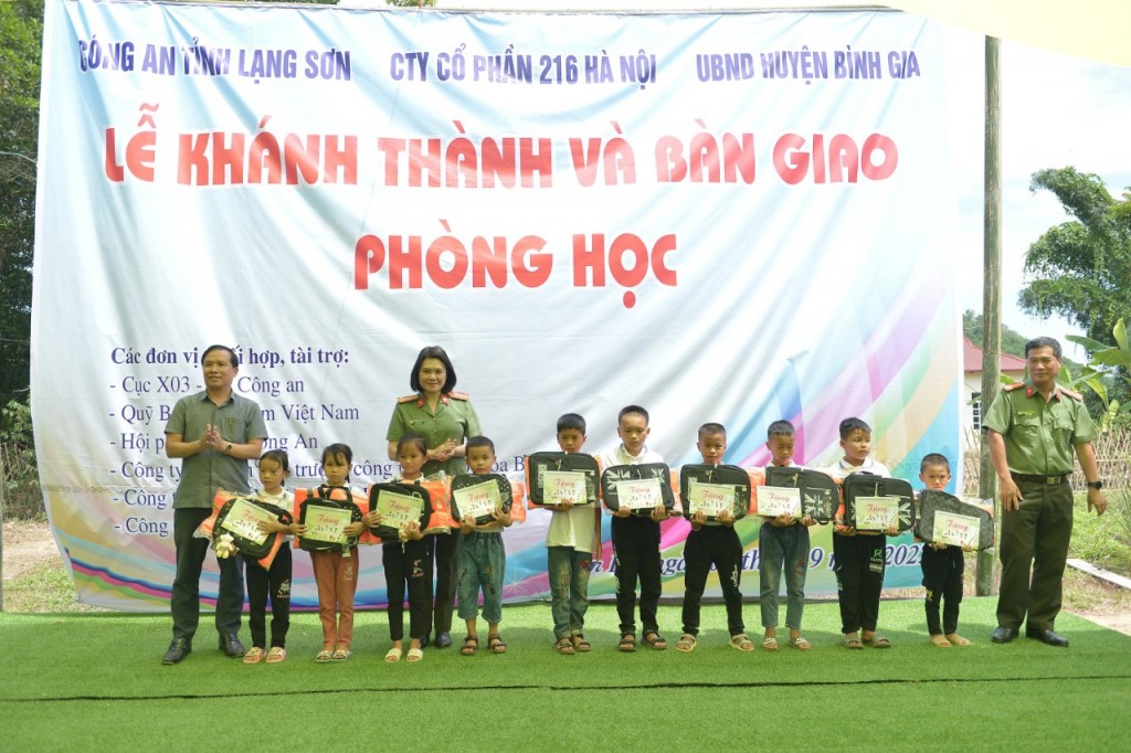 Những phần quà tuy nhỏ nhưng vô cùng ý nghĩa và cần thiết cho các em học sinh trong năm học mới