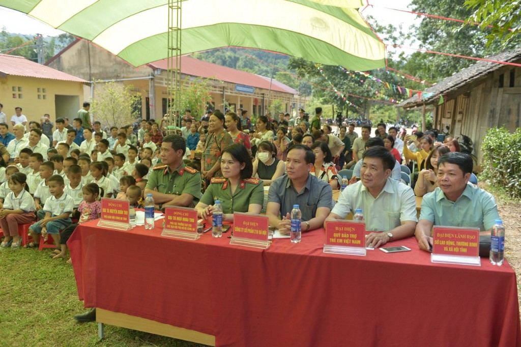 Đại diện lãnh đạo các sở, ban, ngành tỉnh Lạng Sơn cùng học sinh, phụ huynh và giáo viên điểm trường Khuổi Chặng đến dự