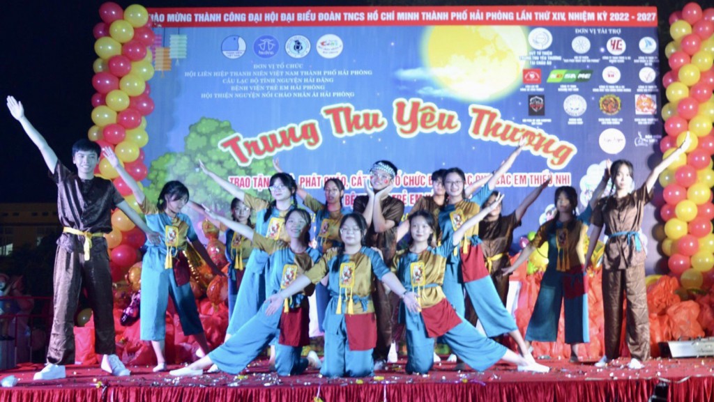 Đội TNTN Hoa phượng đỏ cũng tổ chức vui tết trung thu cho trẻ em có hoàn cảnh khó khăn tại Bệnh viện Trẻ em Hải Phòng