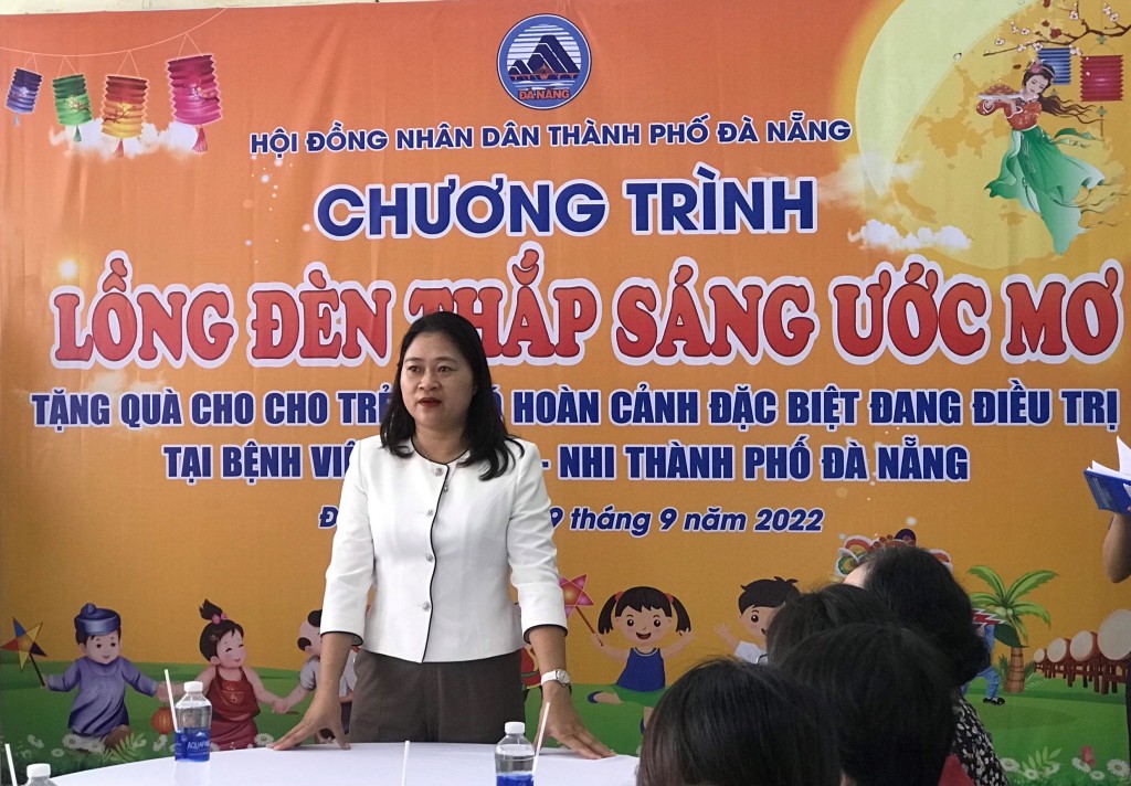 Đồng chí Cao Thị Huyền Trân, Phó Chủ tịch HĐND thành phố Đà Nẵng chia sẻ về chương trình “Lồng đèn thắp sáng ước mơ” (Ảnh Út Vũ)