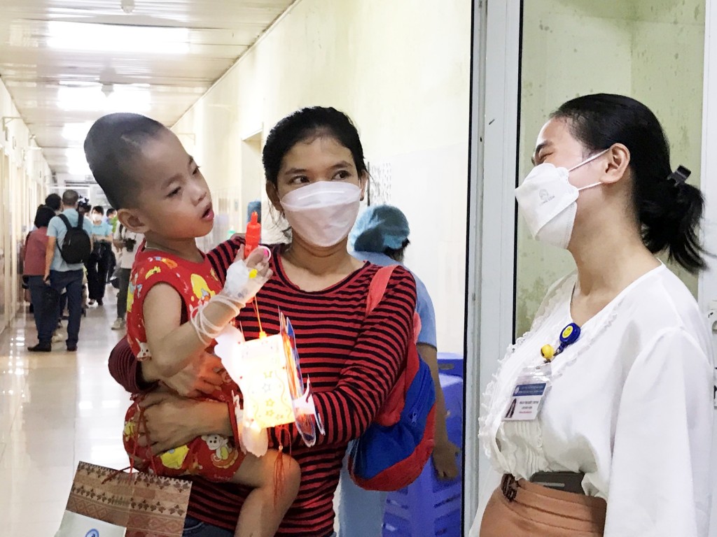 Phụ huynh và bệnh nhi điều trị tại BV Phụ sản-Nhi TP Đà Nẵng xúc động khi được ban tổ chức quan tâm, động viên ngày Tết Trung thu (Ảnh Đ.Minh)