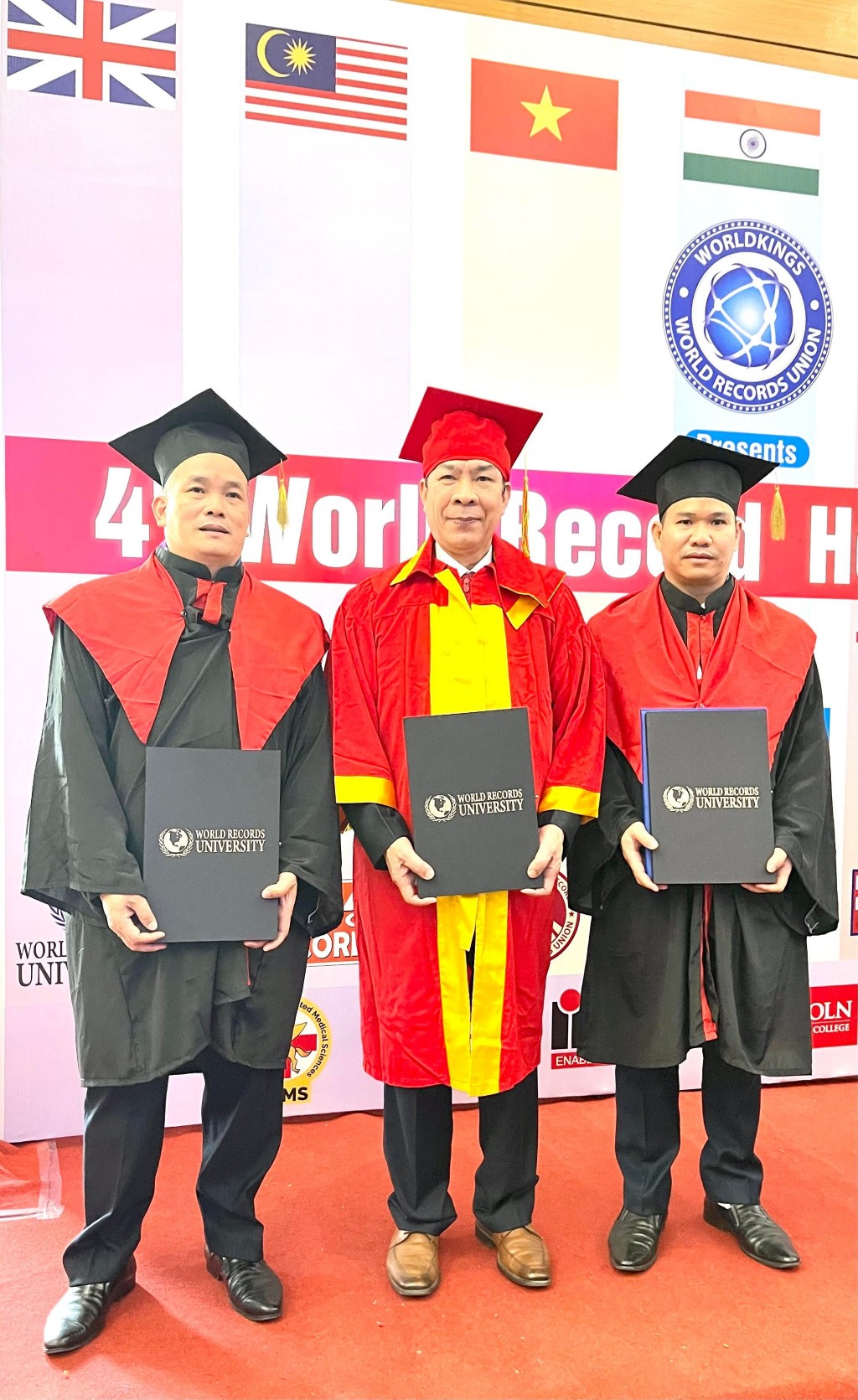 Tổ hợp Công ty CP Gốm Đất Việt nhận cú đúp Kỷ lục Thế giới tại chương trình Hội ngộ Kỷ lục Thế giới lần thứ 4 tại Ấn Độ