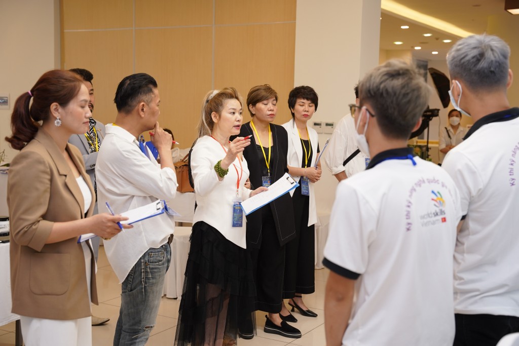 BGK đọc và giải thích đề thi cho thí sinh