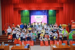 Xiaomi Việt Nam tặng 400 phần quà công nghệ đến các em nhỏ có hoàn cảnh khó khăn