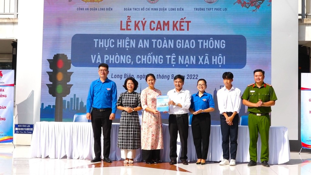 Học sinh, đoàn viên, thanh niên trường THPT Phúc Lợi ký cam kết thực hiện an toàn giao thông 