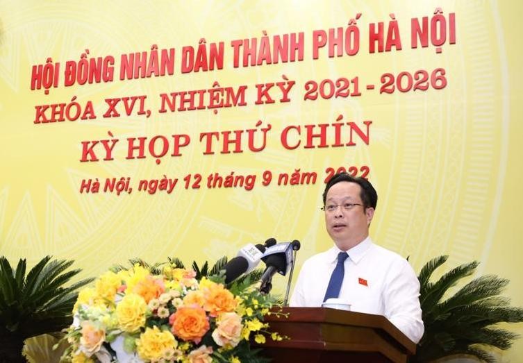 Giám đốc Sở GD&ĐT Trần Thế Cương trình bày Tờ trình tại kỳ họp