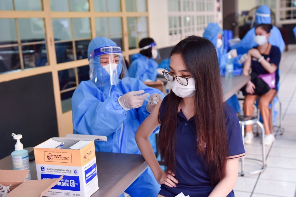 Học sinh tại Trường TH - THCS - THPT Bùi Thị Xuân( Biên Hoà, Đồng Nai) được tiêm vắc xin