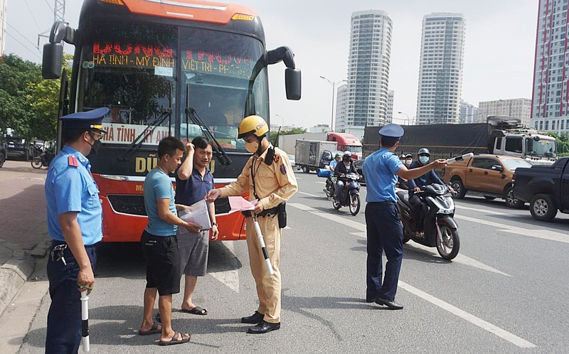 Kiểm tra an toàn các xe khách di chuyển trên đường Phạm Hùng