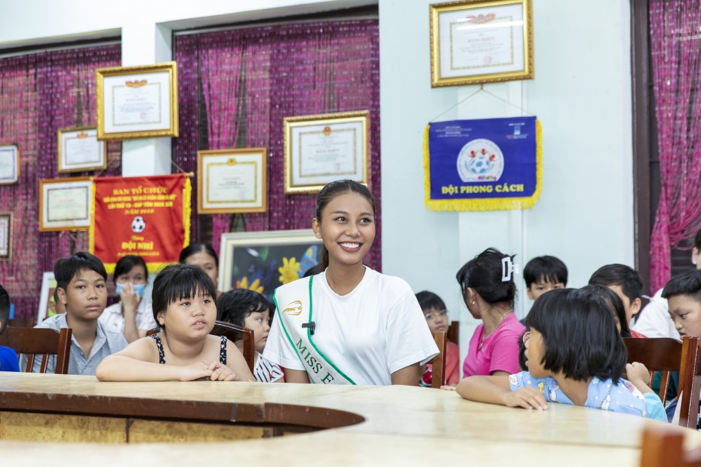 Á hậu Thạch Thu Thảo giản dị trong chuyến thiện nguyện