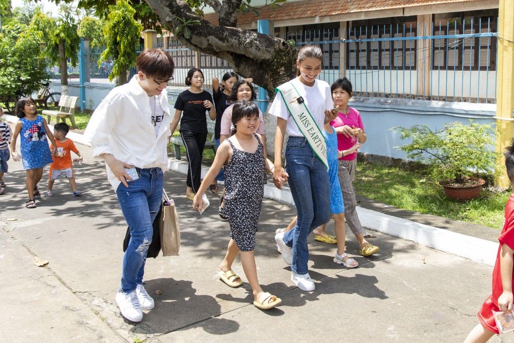 Á hậu Thạch Thu Thảo giản dị trong chuyến thiện nguyện