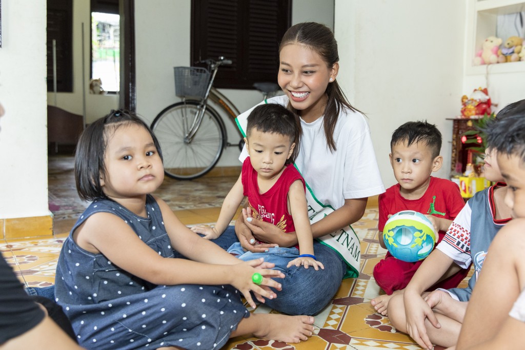 Á hậu Thạch Thu Thảo giản dị trong chuyến thiện nguyện