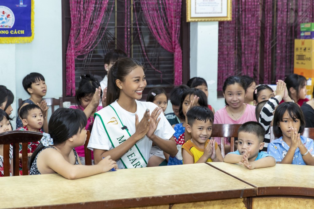 Á hậu Thạch Thu Thảo đến thăm và tặng quà các em nhỏ Làng trẻ em SOS Gò Vấp