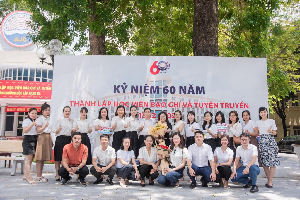 Những cựu sinh viên lớp K27A2, khoa Tuyên truyền, Học viện Báo chí và Tuyên truyền ngày họp mặt