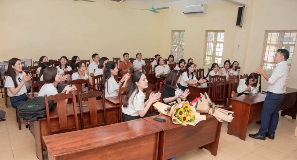 Lắng nghe nào... cán sự lớp phát biểu