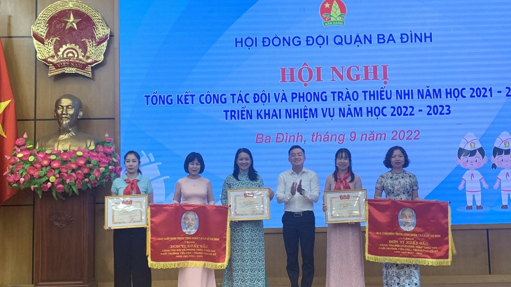 Các tập thể xuất sắc được nhận Bằng khen và Cờ thi đua