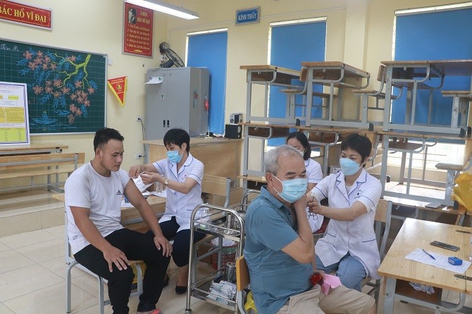 Triển khai tiêm vắc xin COVID-19 cho người dân trên địa bàn Hà Nội