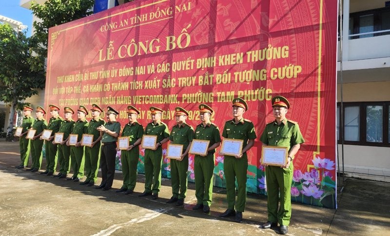 Đồng chí Quảng Minh Cường, Phó Bí thư Tỉnh uỷ, Trưởng đoàn Đại biểu Quốc hội tỉnh trao thư khen của Bí thư Tỉnh uỷ cho Ban giám đốc Công an Tỉnh Đồng Nai