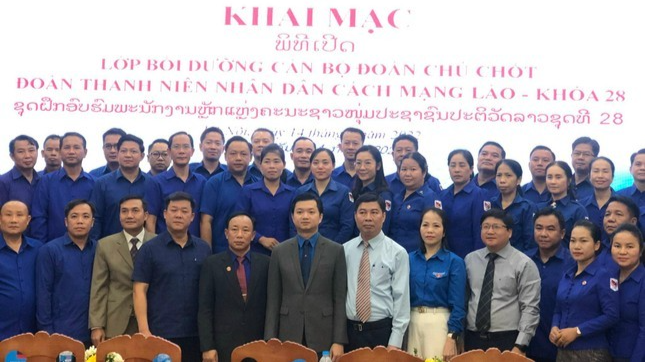 Đại biểu chụp ảnh lưu niệm tại chương trình 