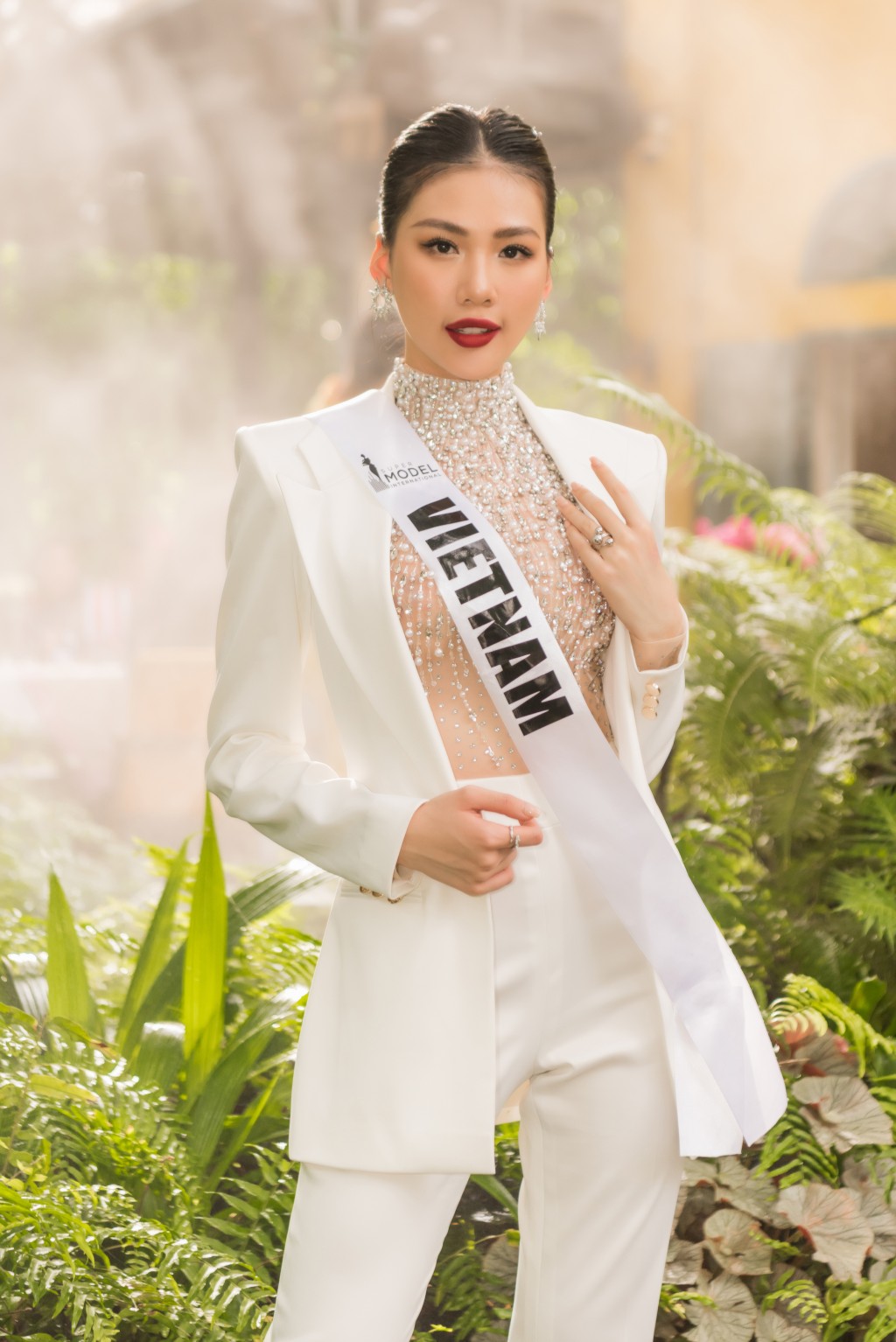 Bùi Quỳnh Hoa liên tiếp giành giải phụ ở Super Model International 2022