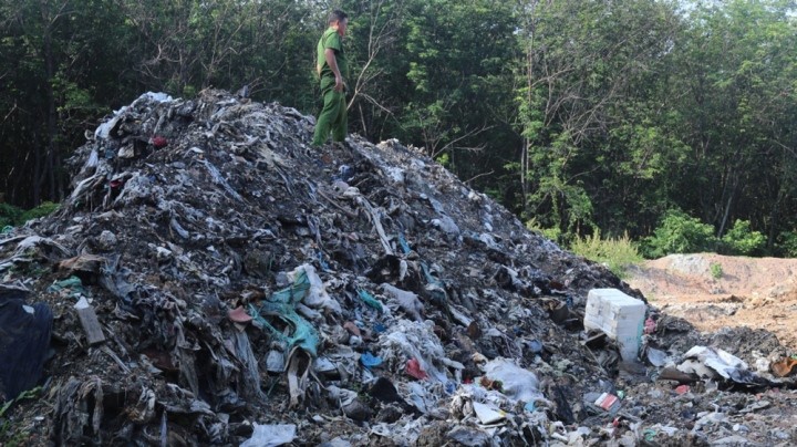 Núi rác thải được chất trong khu đất của gia đình bà Vân