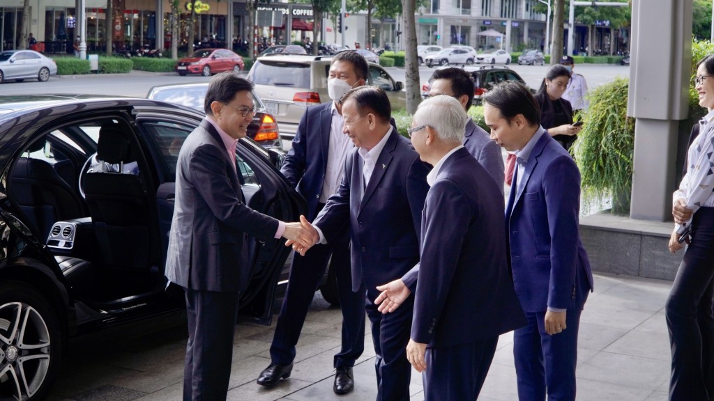 Ông Nguyễn Văn Hùng (bên phải) đón Phó Thủ tướng Singapore