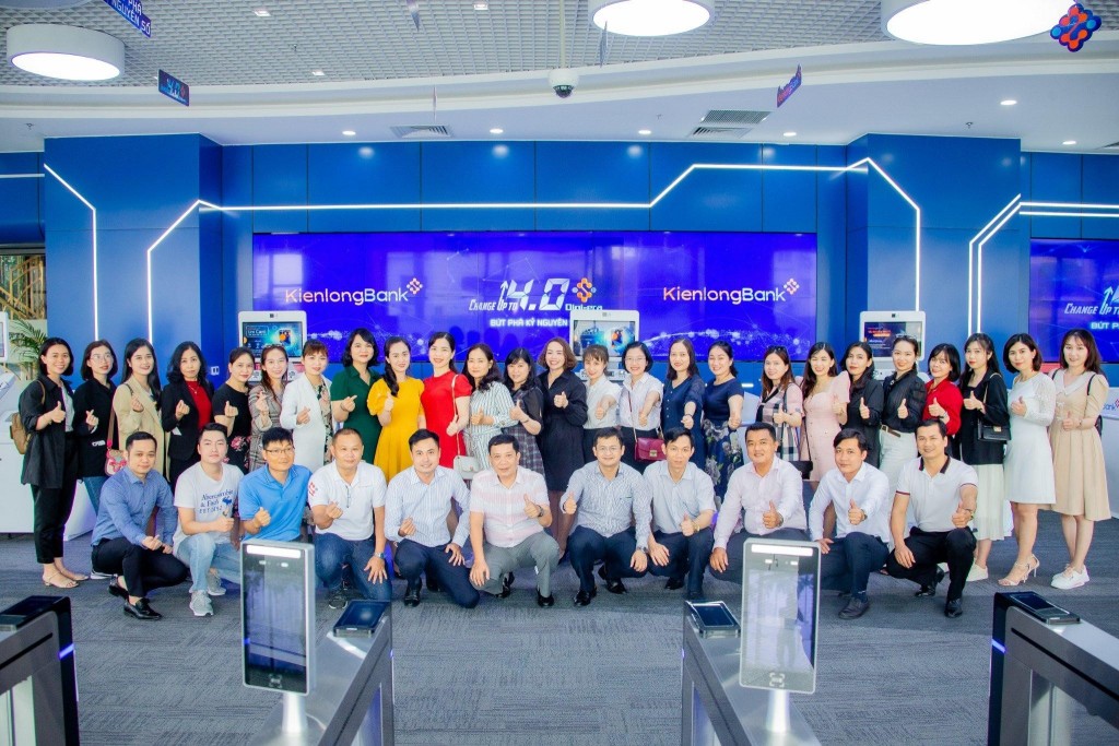 KienlongBank thường xuyên tổ chức các buổi tham quan nội bộ để CBNV các chi nhánh, PGD có thể hiểu hơn về các sản phẩm/dịch vụ Ngân hàng đang cung cấp