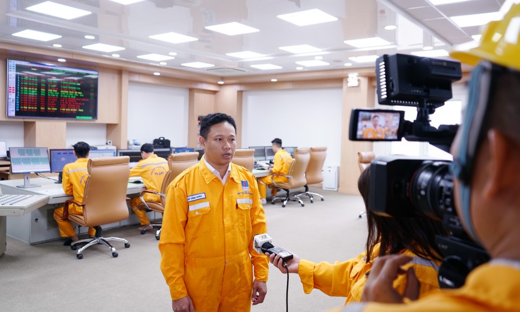 Quản đốc GPP Dinh Cố - ông Bùi Công Hưng trả lời báo chí về những thành quả được tạo nên nhờ nỗ lực của nhiều thế hệ NLĐ